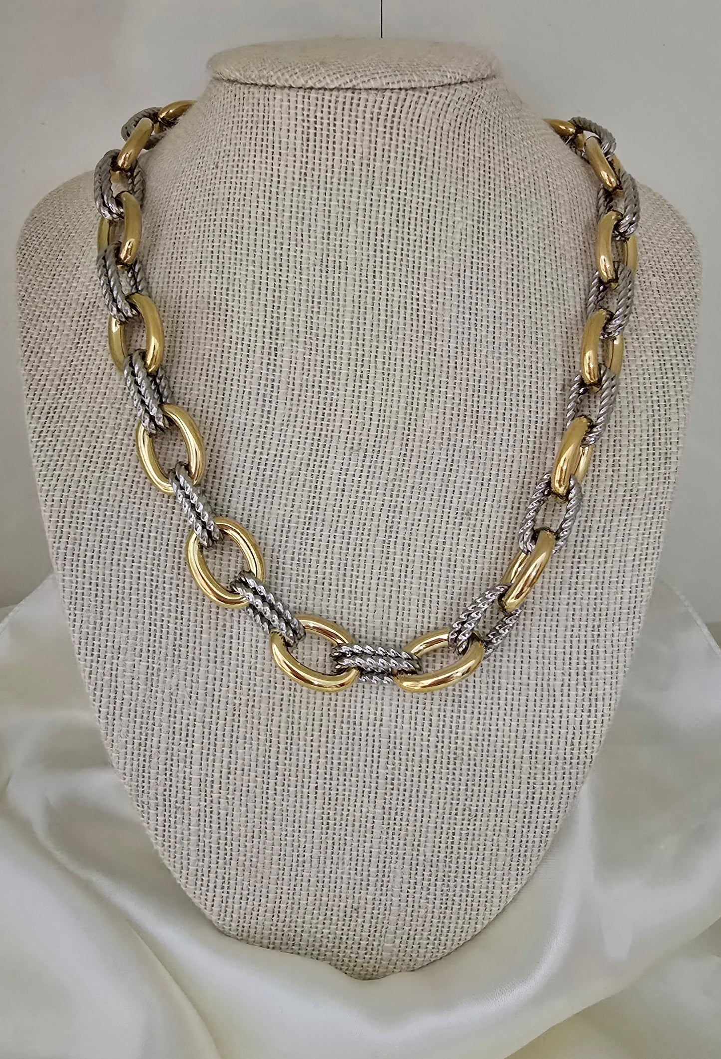 Vida Necklace