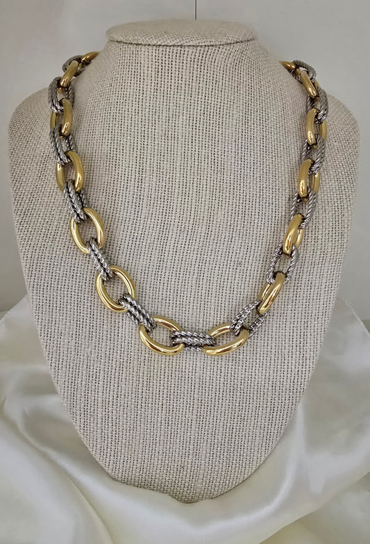 Vida Necklace